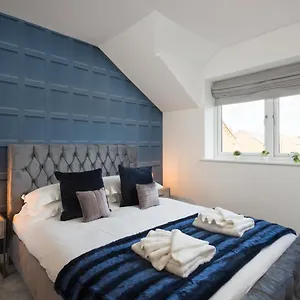 Apartment Aura Retreat With Free Parking, York