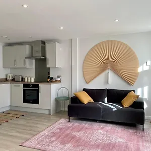 Apartment Modern In Quiet With Free Parking - Contemporary New Building, York