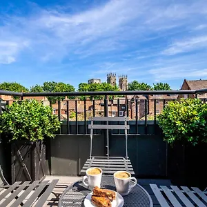 Apartment 5 The Quadrant, York
