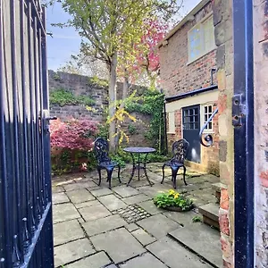 Holiday home The Davey Tower, Medieval Riverside House, York